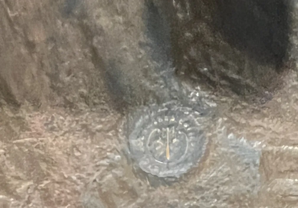 複雑なディテールのある古代彫刻、テクスチャーのある背景に。