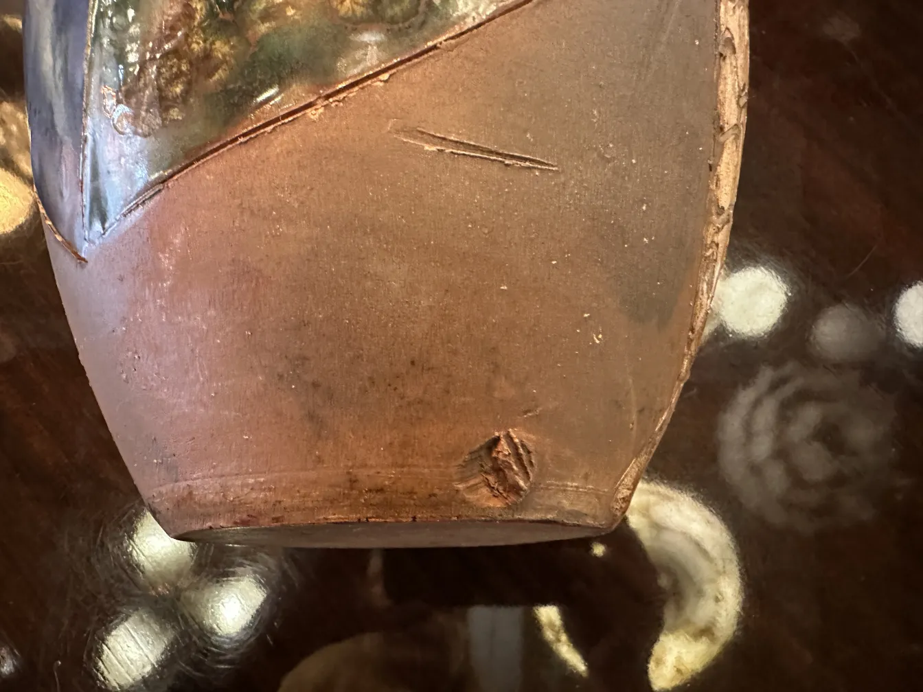 Cerâmica antiga com detalhes de cor e textura, ambiente único.