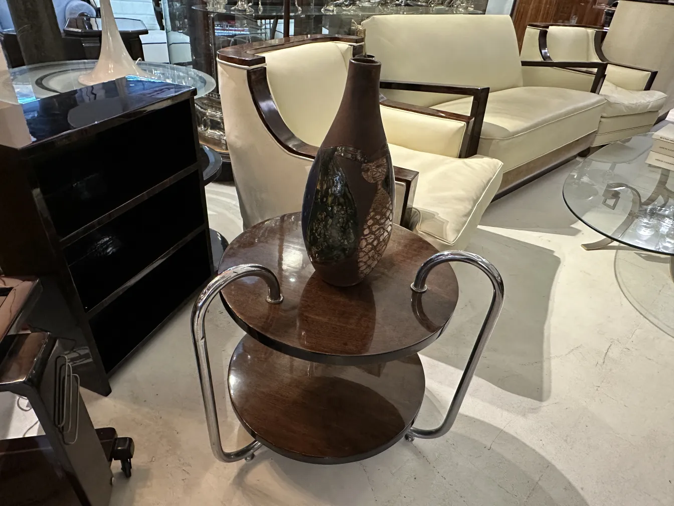 فاز خزفي قديم مع أنماط زخرفية على طاولة حديثة.