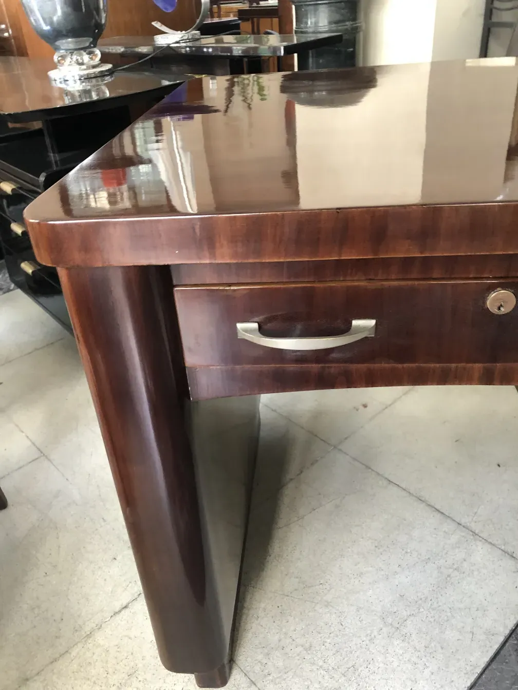 antiker Schreibtisch mit glänzender Oberfläche und Schublade