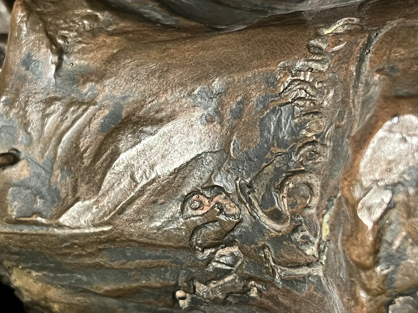 sculpture ancienne avec des détails complexes à la surface