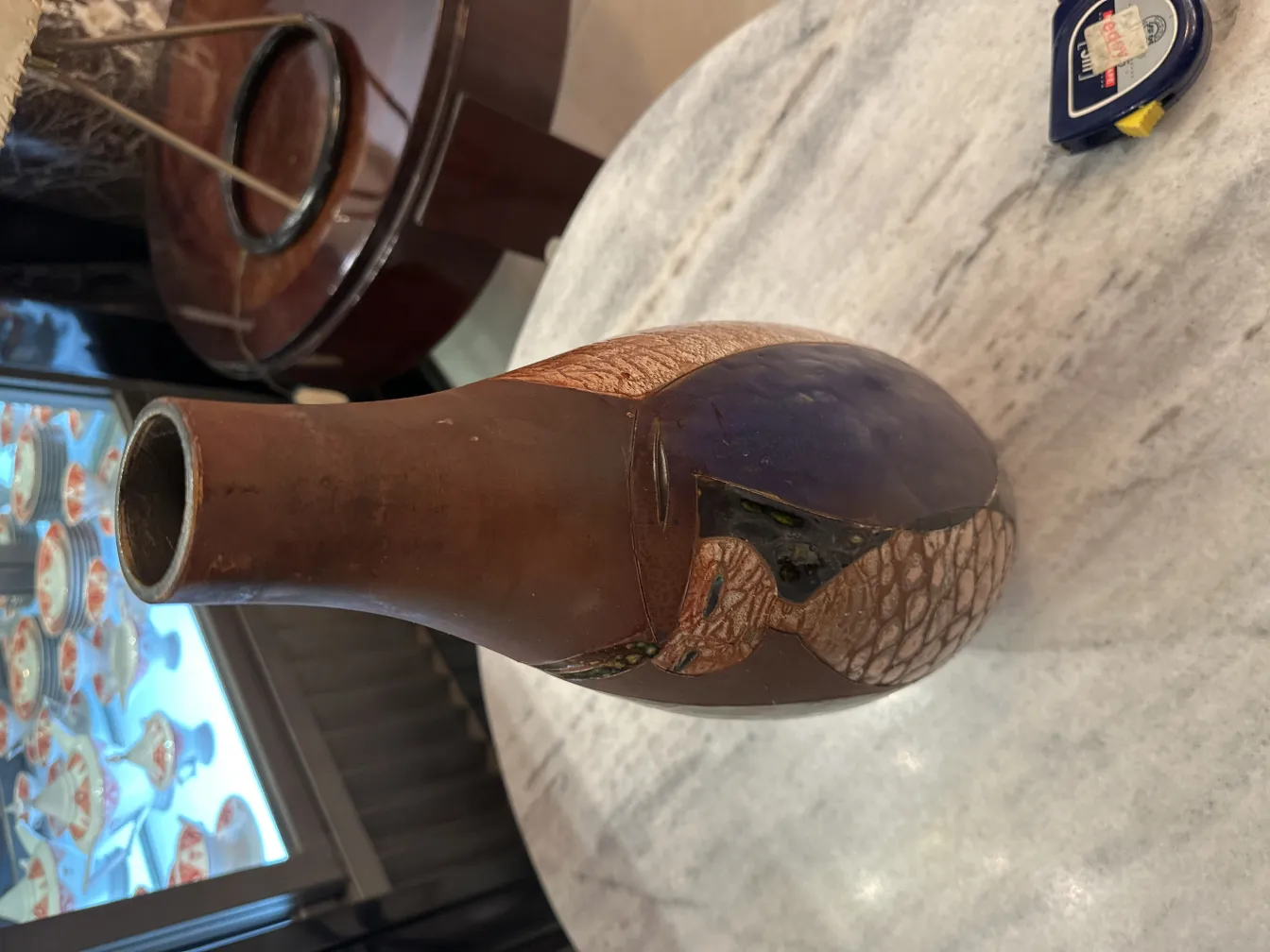 古董陶瓷，形状独特，颜色多样，放置在大理石桌子上。