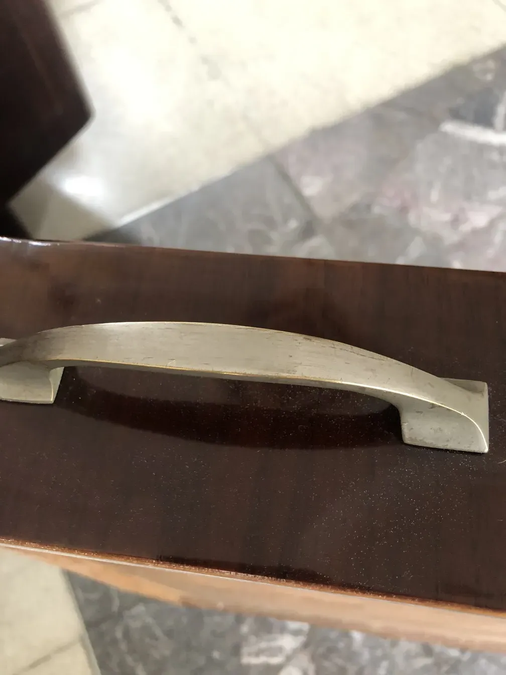 金属手柄在古董书桌的表面