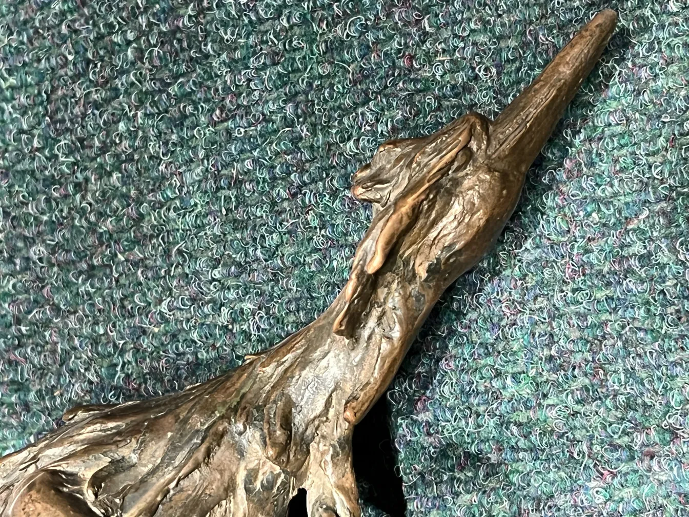 緑の背景にある古代の抽象的な彫刻