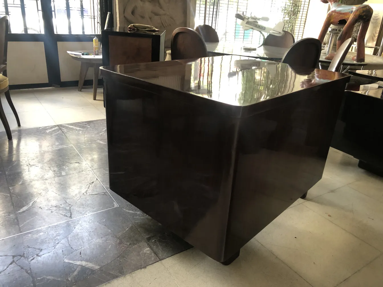 bureau ancien dans un cadre élégant avec des chaises