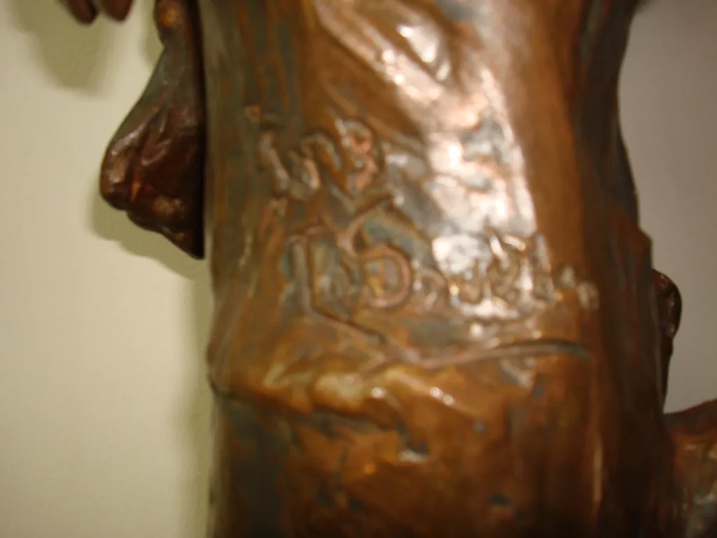 antike Skulptur mit sichtbaren künstlerischen Details