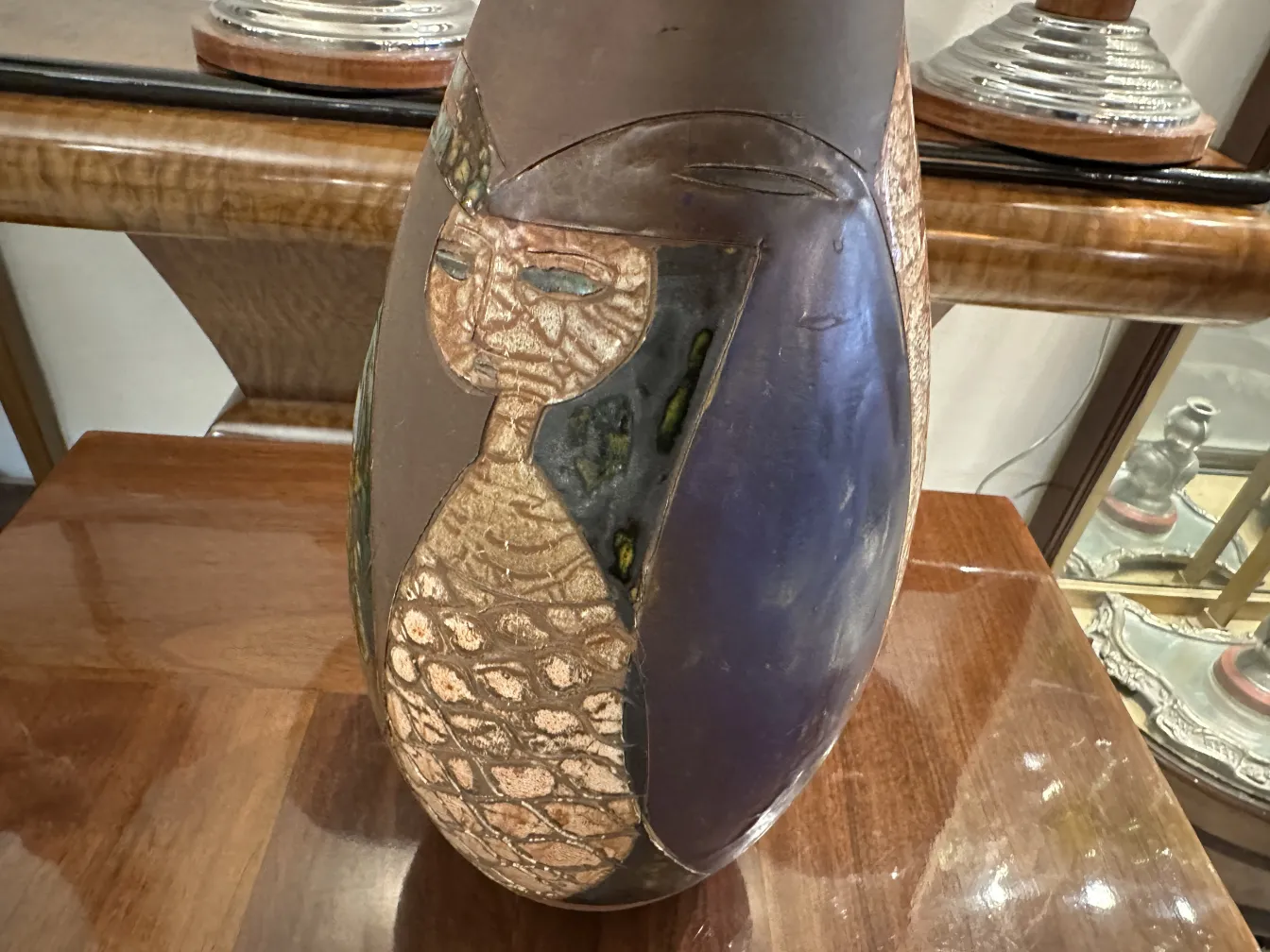 jarrón de cerámica antigua con figura decorativa en tonos marrones y dorados