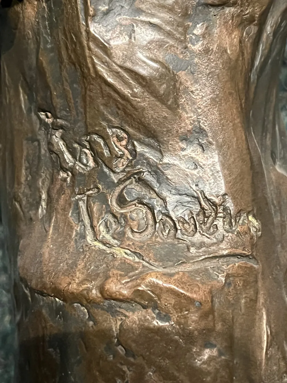 带有可见文字的古代雕塑细节