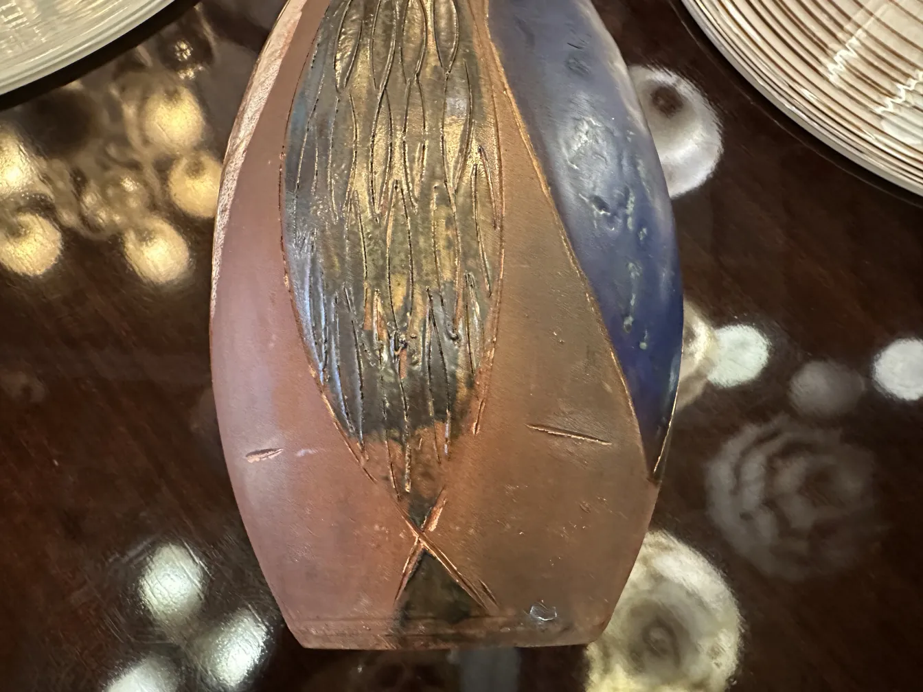 昔の装飾陶器のカラフルなデザイン