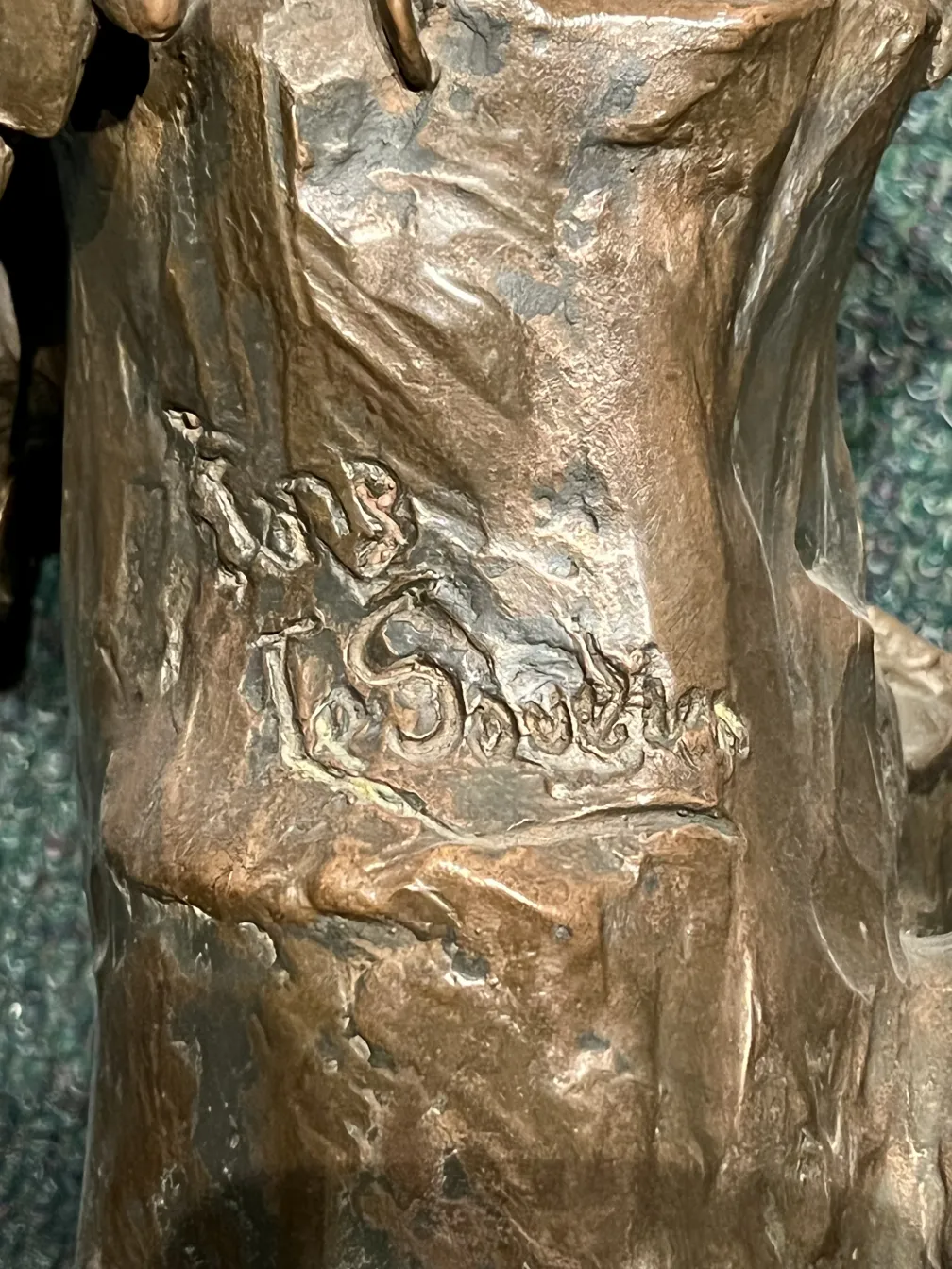escultura antigua con firma de jane le soudier, detalles elaborados