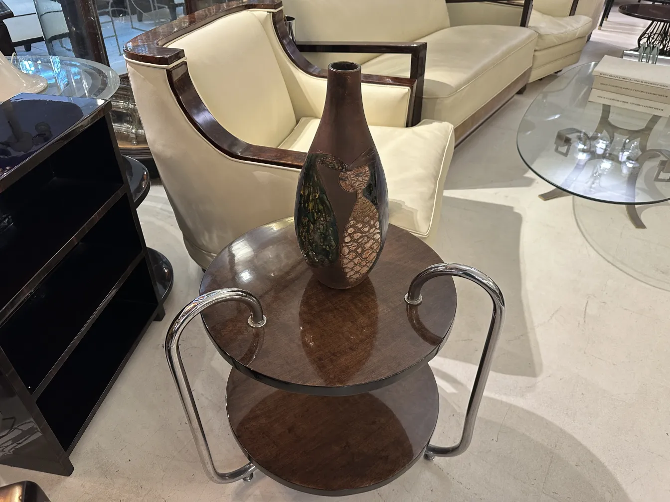 vase en céramique antique avec motif décoratif sur la table