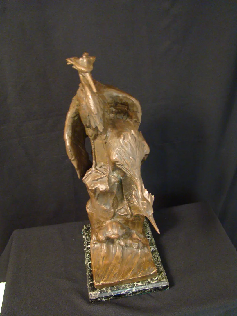 sculpture ancienne d'oiseau avec des détails fins et élégants