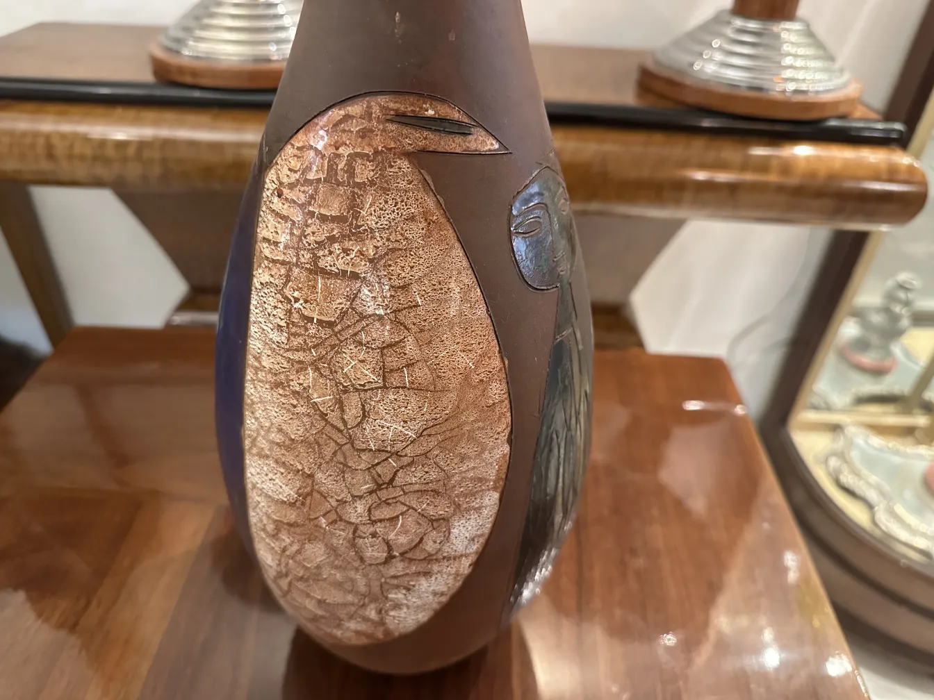 ユニークなテクスチャーを持つ古い装飾陶器の花瓶