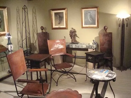 家具のある部屋の古代装飾彫刻