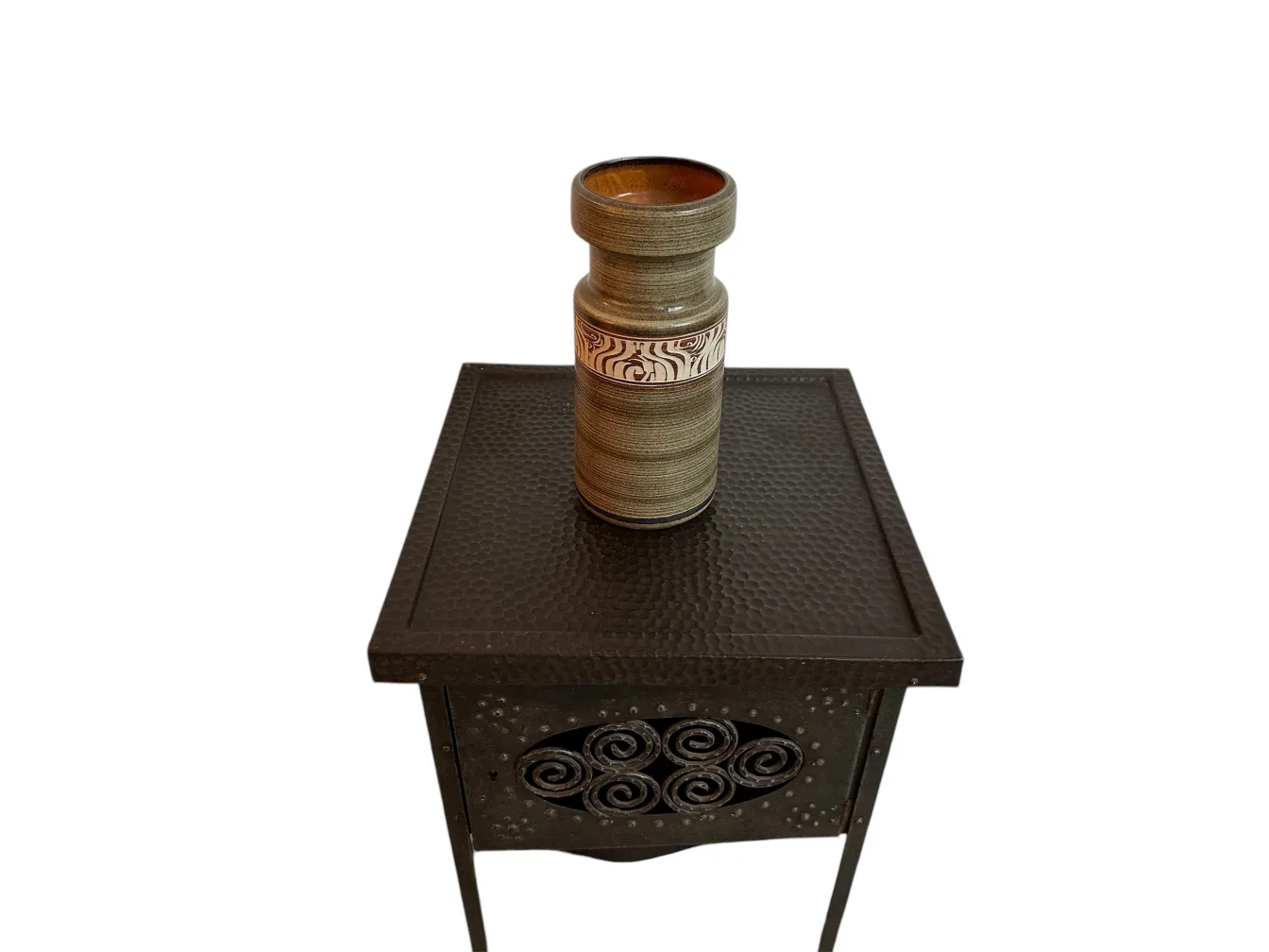 Vase en céramique ancienne avec des détails décoratifs au centre