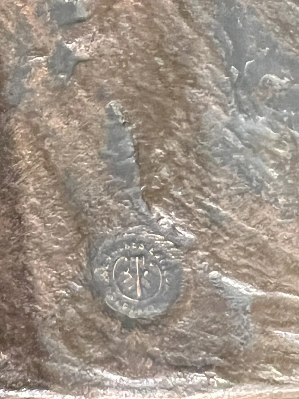 जेन ले साउडिएर की प्राचीन मूर्ति का विवरण, जिस पर'inscription' है।