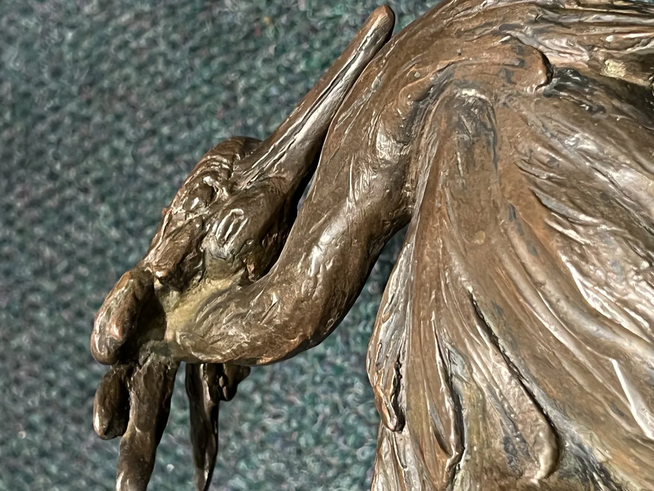 escultura de figura antigua con detalles