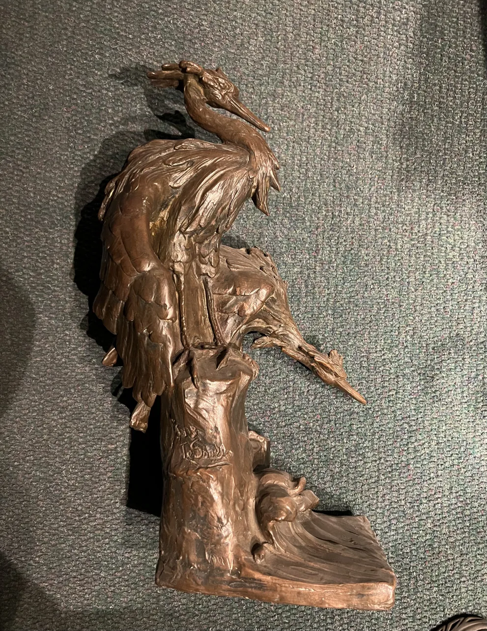 escultura antiga de aves com detalhes nas penas