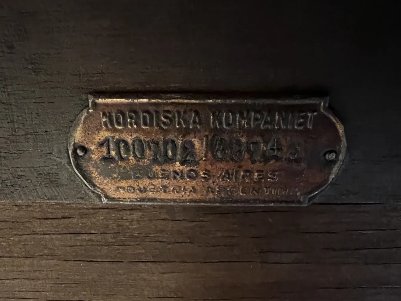 détail de plaque de marque sur un bureau ancien