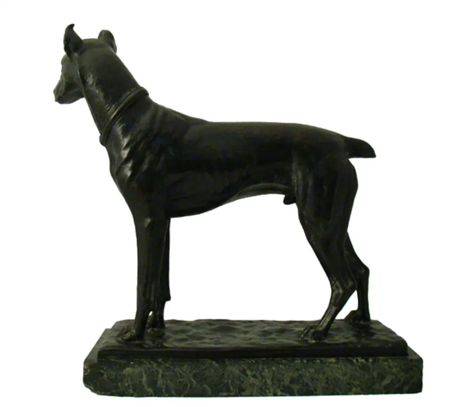 緑の台の古代犬の彫刻