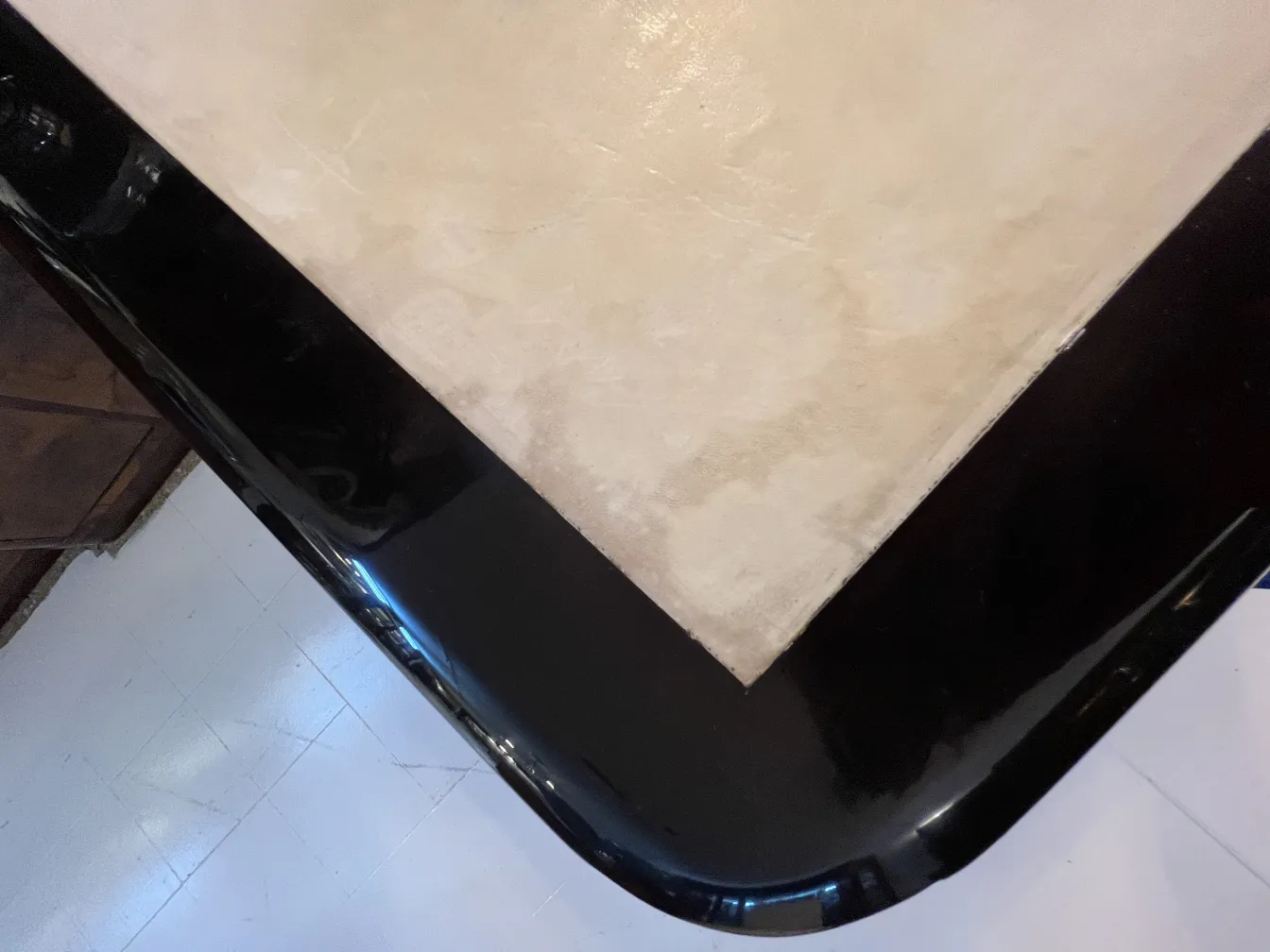 vue de dessus d'un bureau ancien avec bord noir