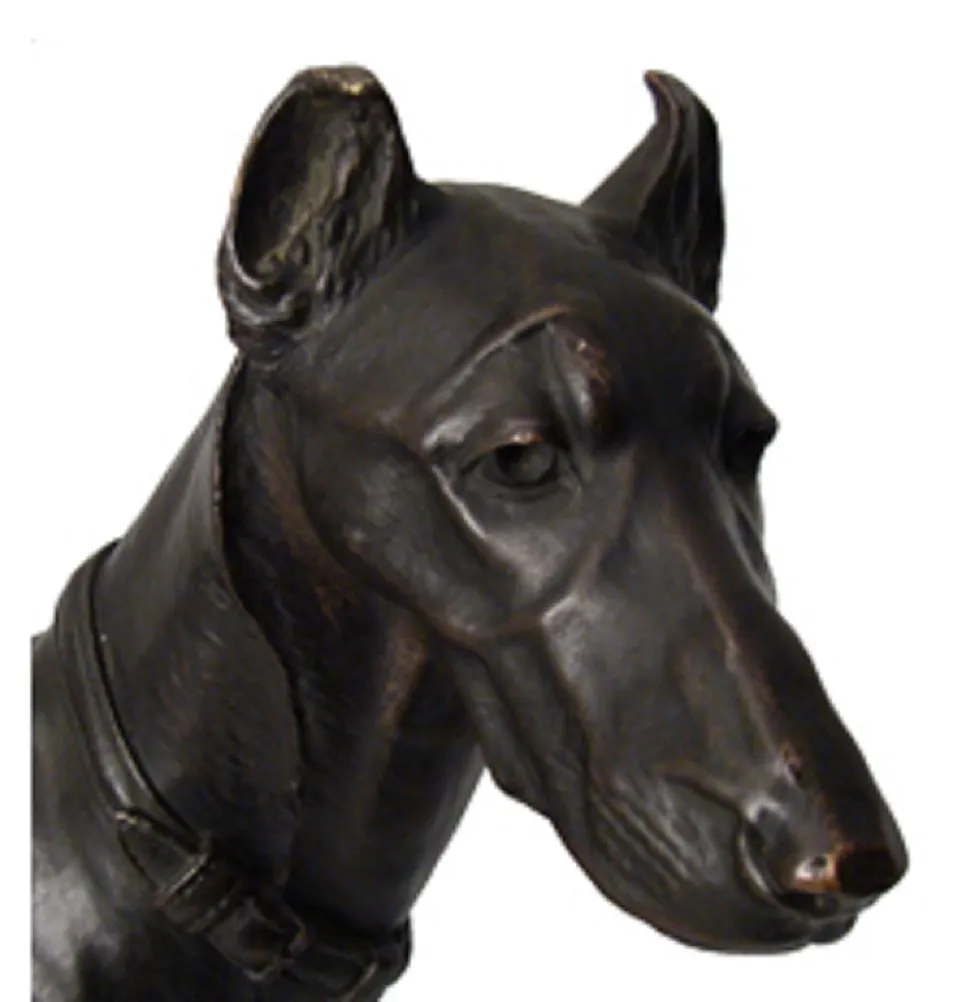 Testa di cane in scultura antica, dettagli fini e espressione realistica.