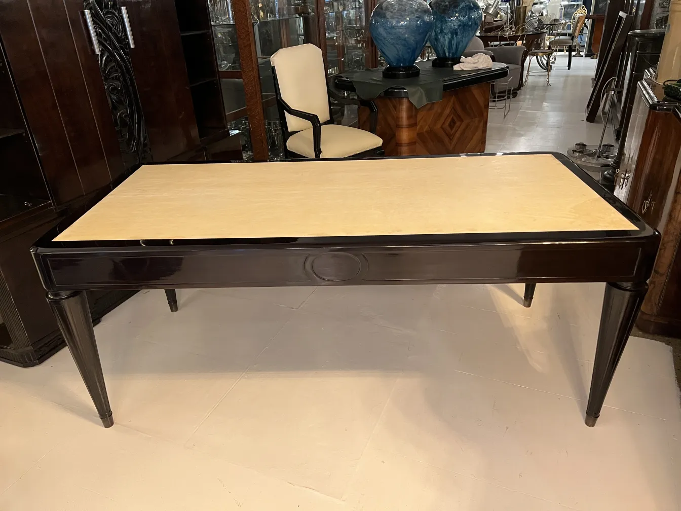 Bureau ancien de Nordiska Kompaniet, couleur sombre avec une finition élégante, situé dans un environnement de meubles vintage.