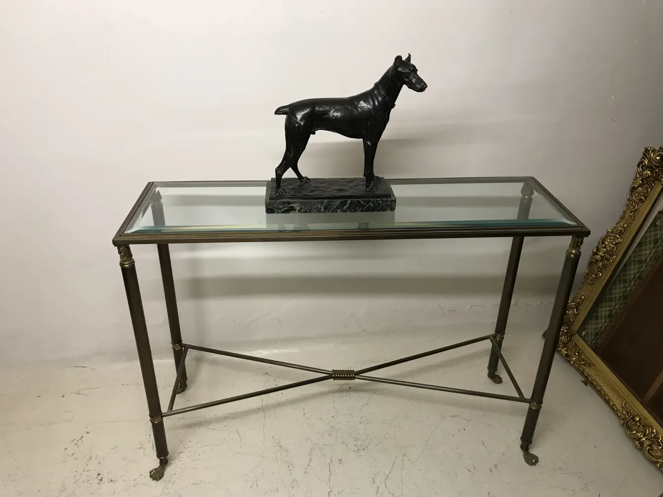 sculpture ancienne de chien sur une table en verre