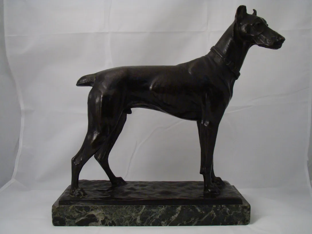 escultura antiga de um cachorro em pose elegante