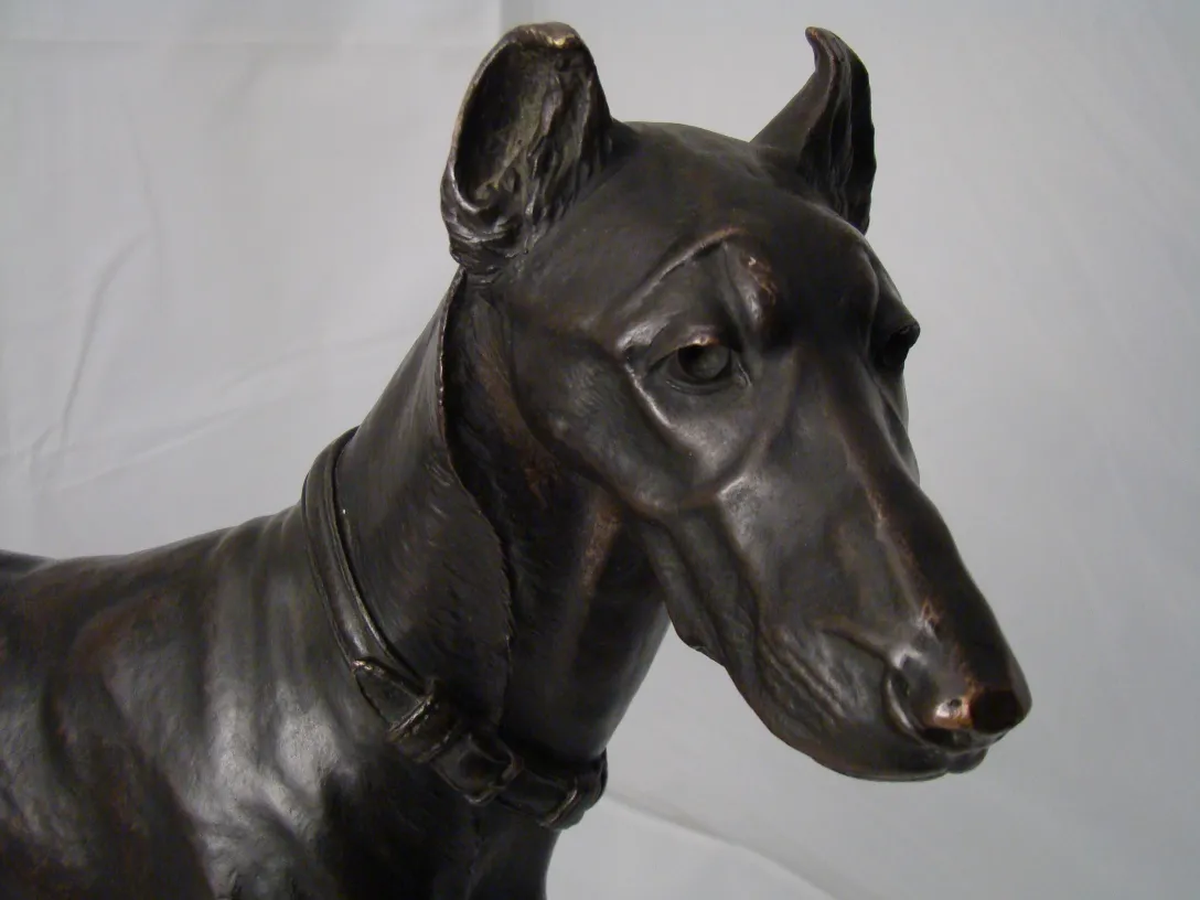 Escultura antiga de cachorro, detalhes refinados na obra