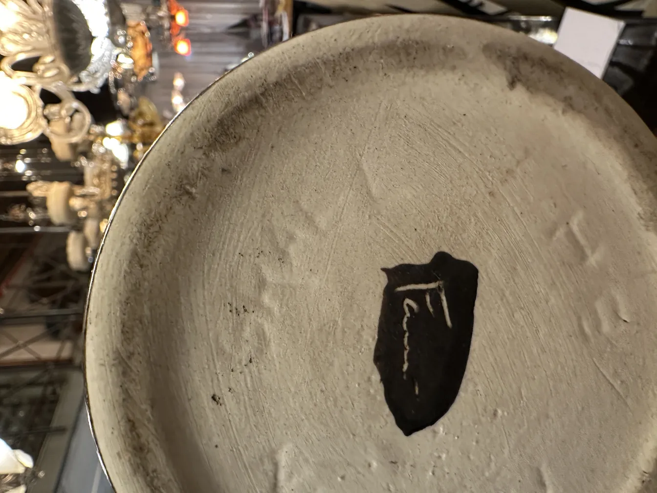 Piatto antico in ceramica con marchio visibile