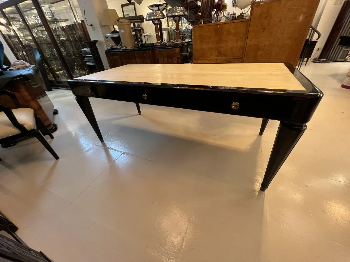 scrivania antica con gambe eleganti e dettagli dorati, atmosfera accogliente