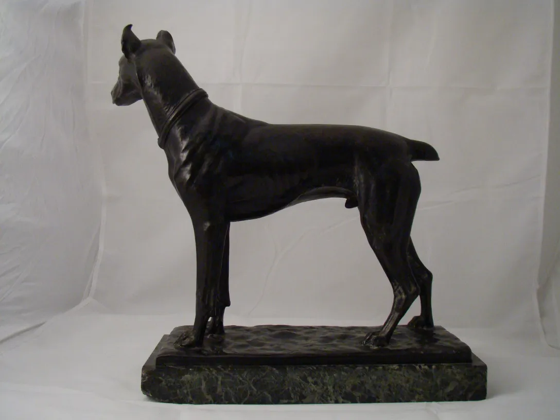 Escultura antigua de perro en un estilo clásico, destacando sus formas.