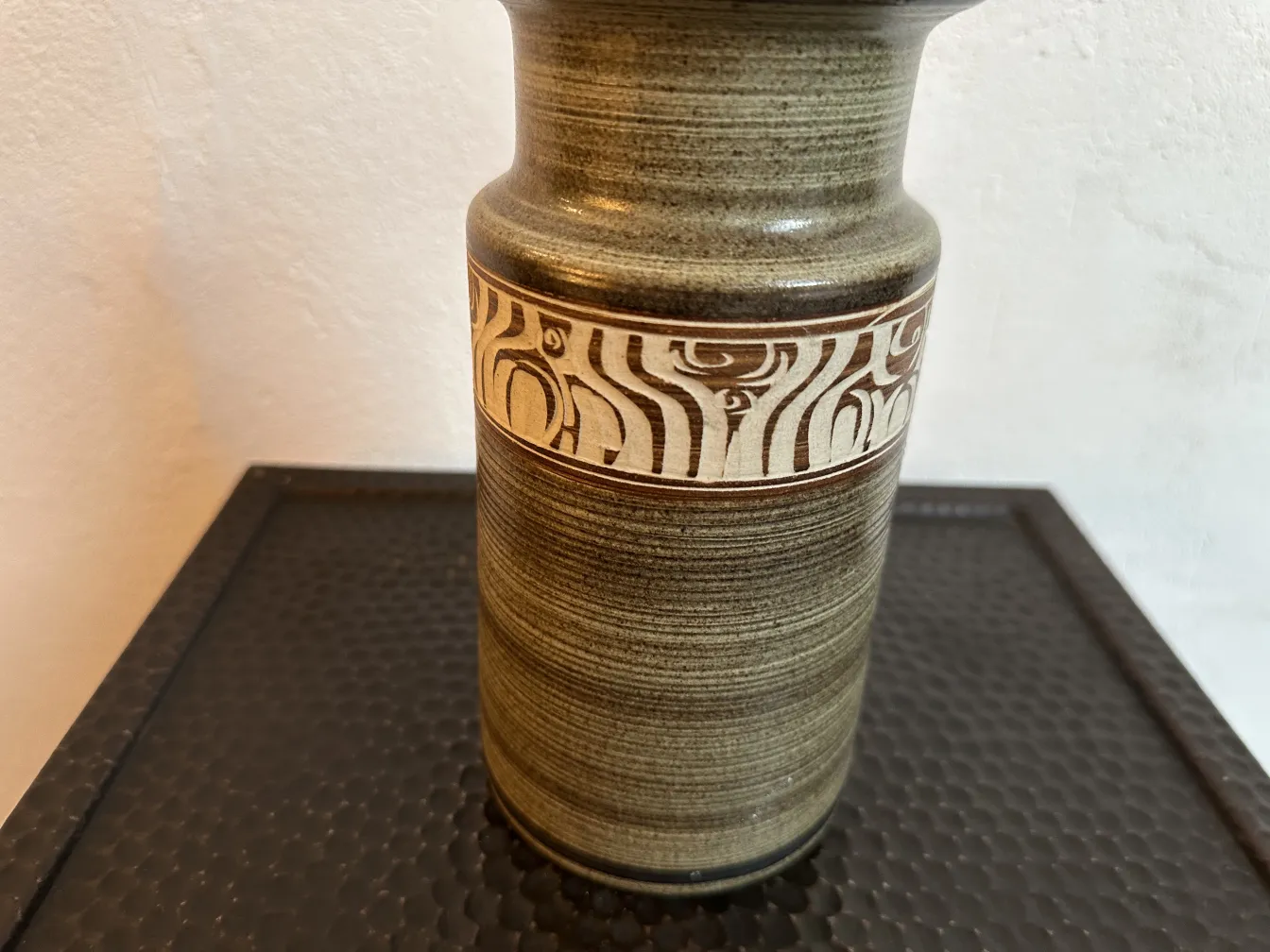 Antigua cerámica con patrón decorativo en la superficie.