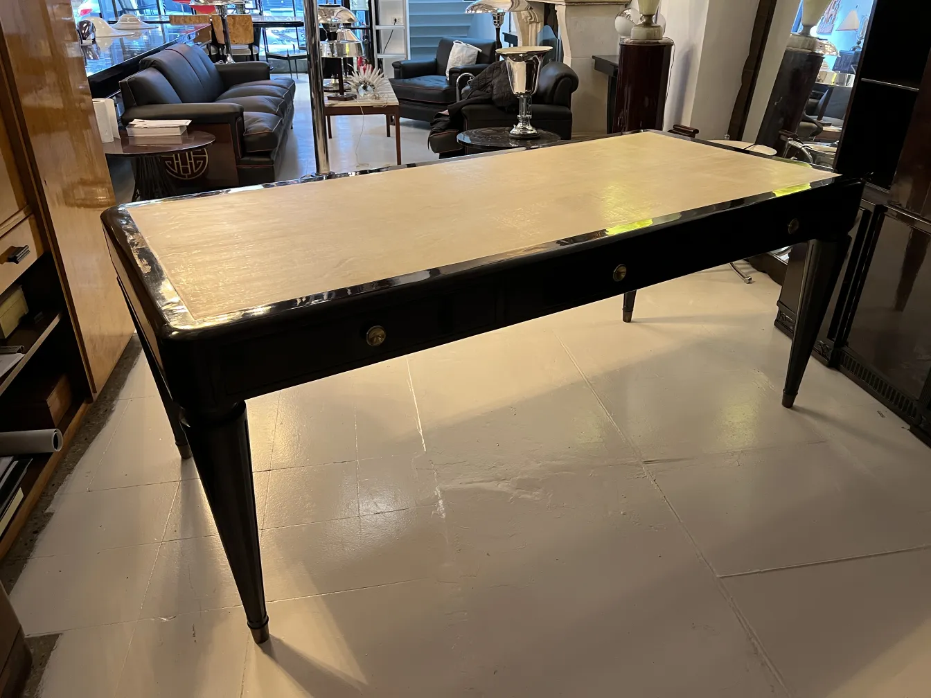 bureau ancien de Nordiska Kompaniet avec surface claire et détails élégants, dans un environnement chaleureux