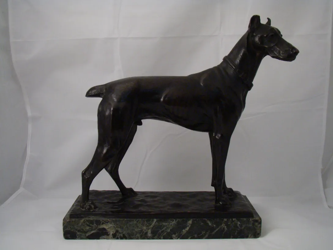 Escultura antigua de perro en posición erguida