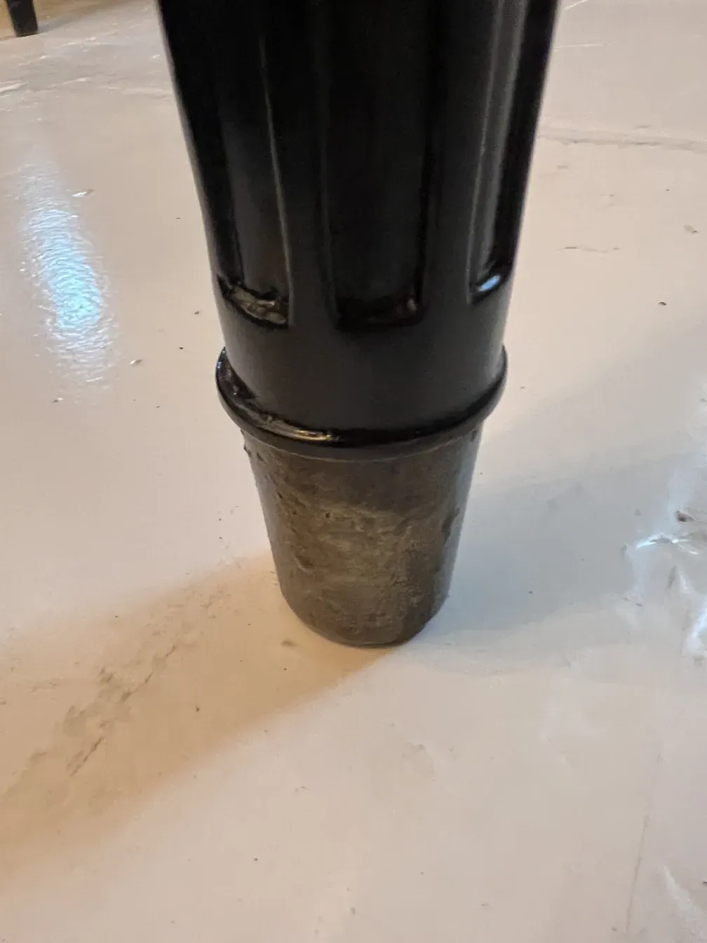 ノルディスカ・コンパニエットの古いデスクの脚の詳細、黒色