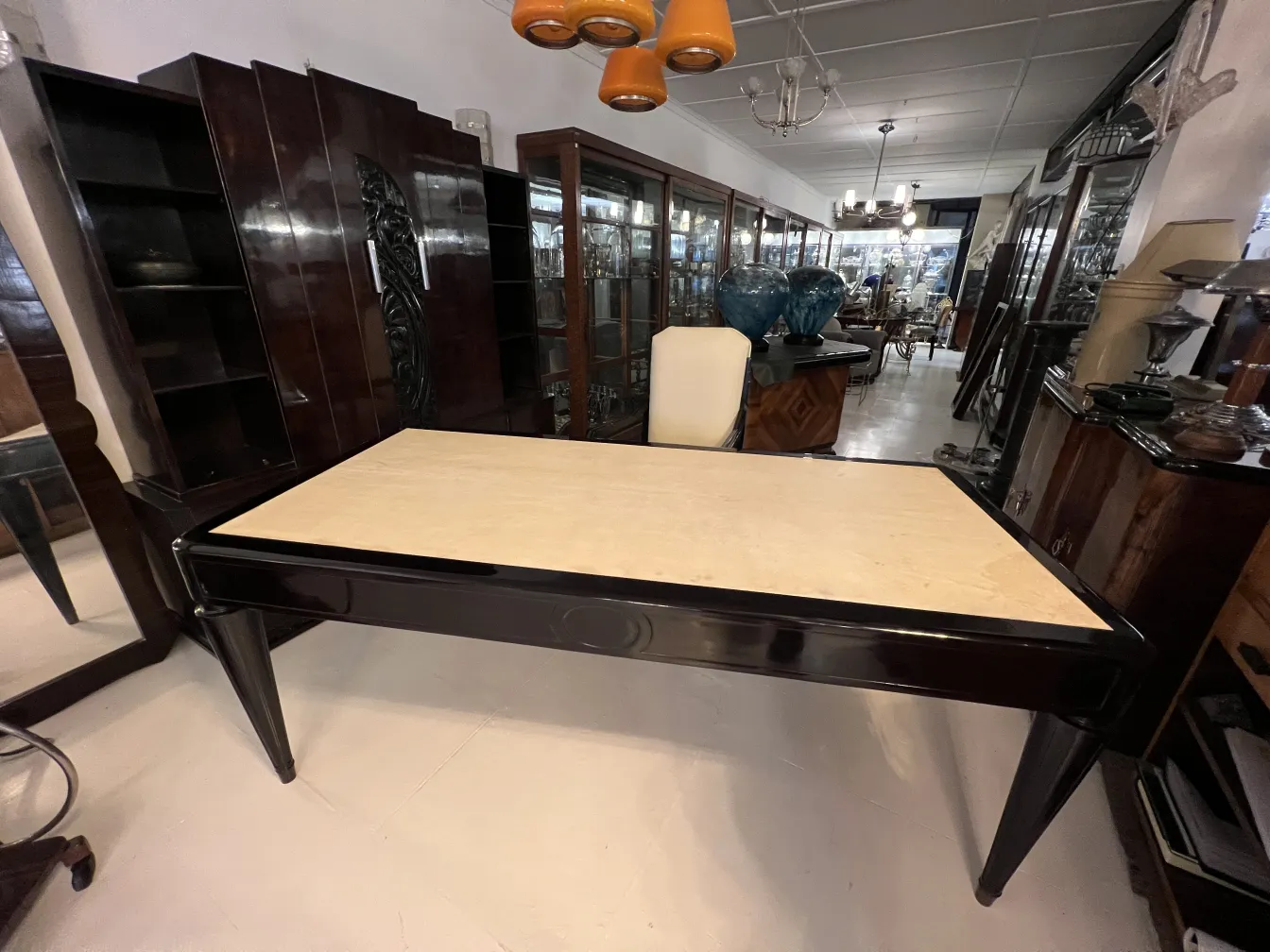 scrivania antica di Nordiska Kompaniet con superficie chiara e gambe eleganti