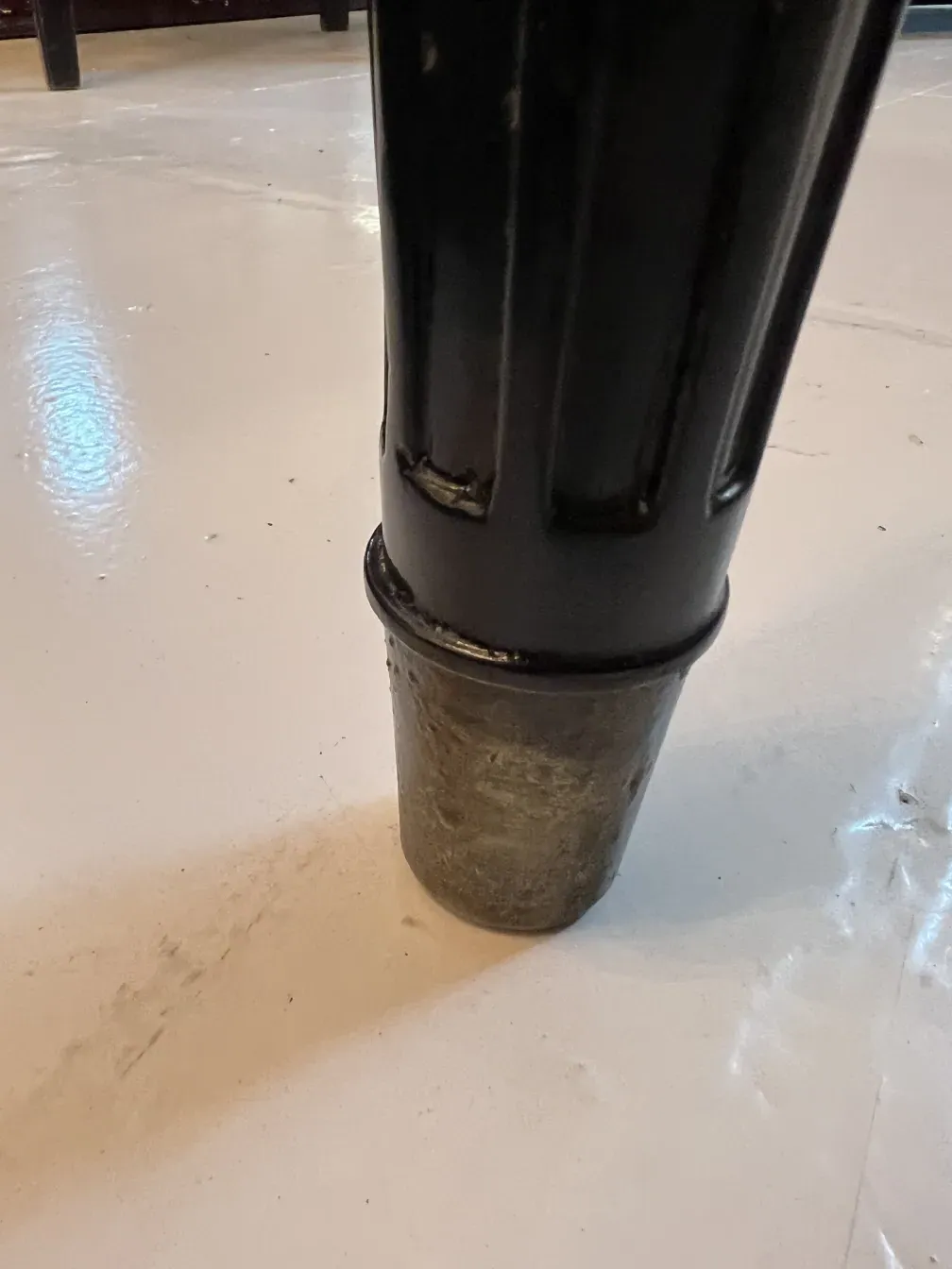 Detalhe da base de um escritório antigo nordiska kompaniet em um ambiente clássico.