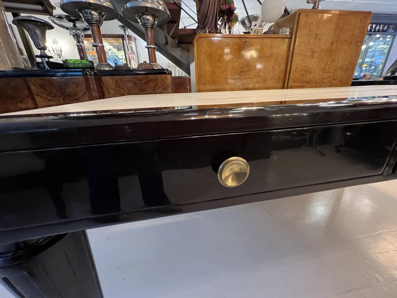 Escritorio antiguo de Nordiska Kompaniet con diseño elegante, visible un cajón.