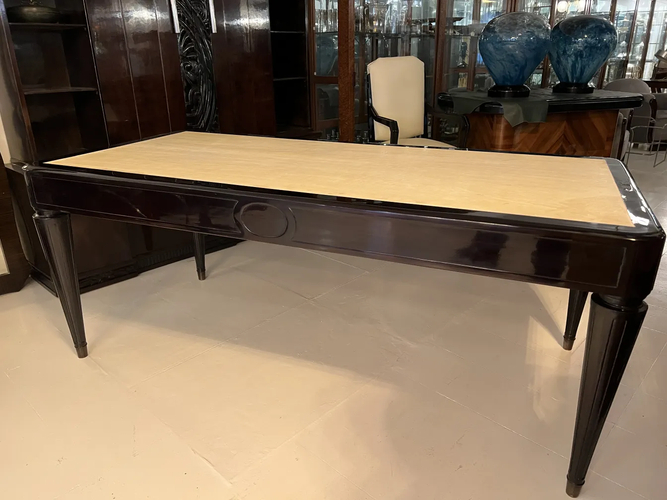 antiker Schreibtisch mit heller Oberfläche in eleganter Umgebung