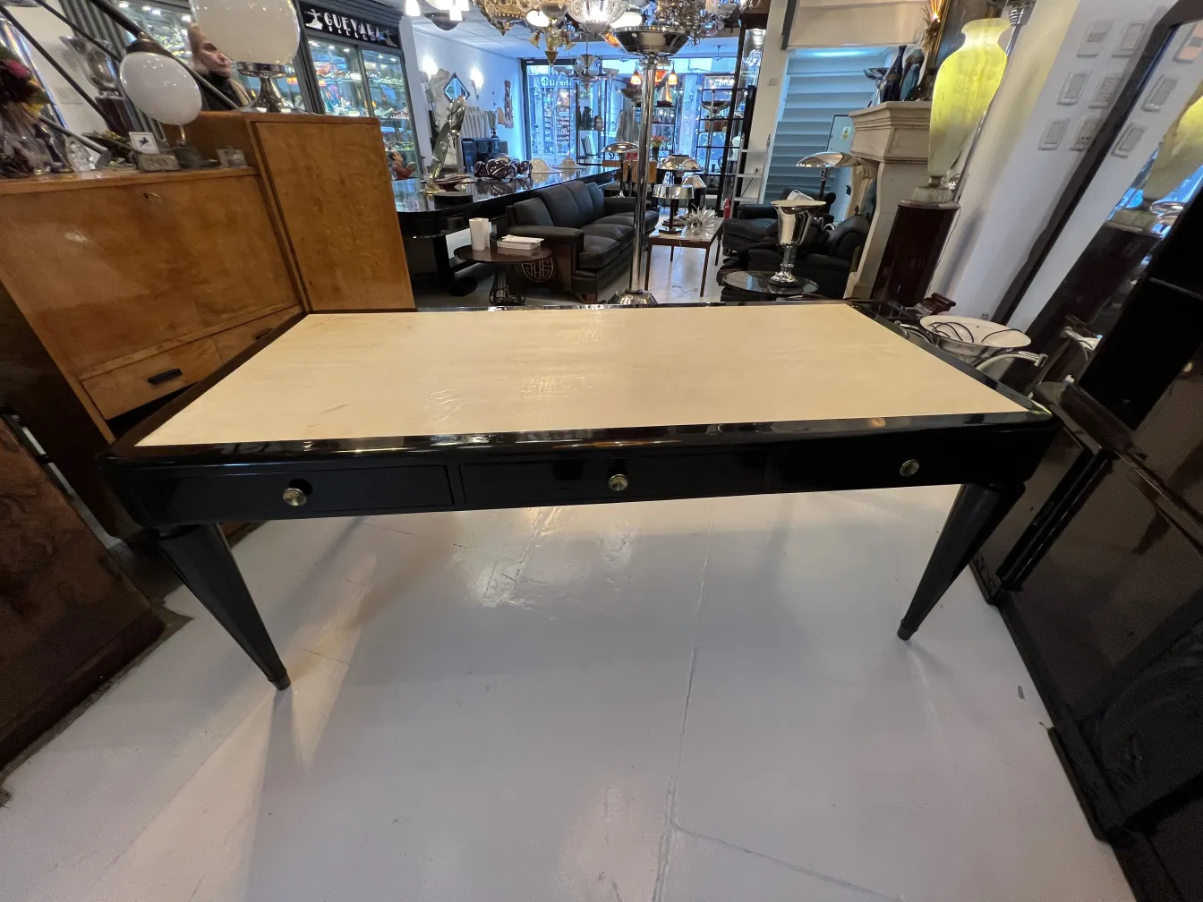 escritório antigo com design elegante e gavetas