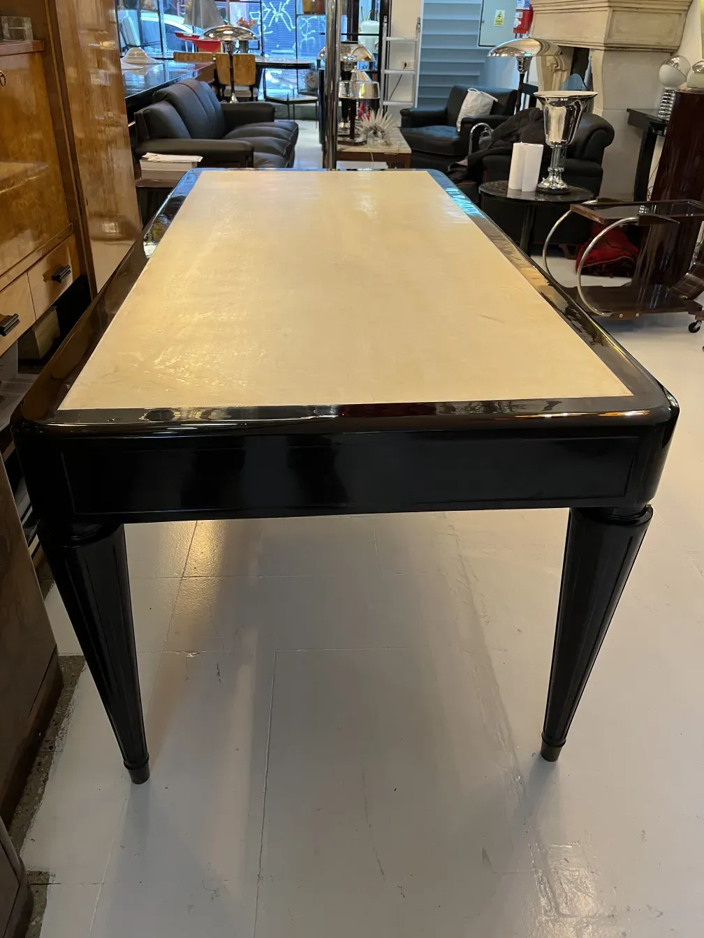 Bureau ancien de Nordiska Kompaniet, finition brillante et pieds élégants. Ambiance raffinée.