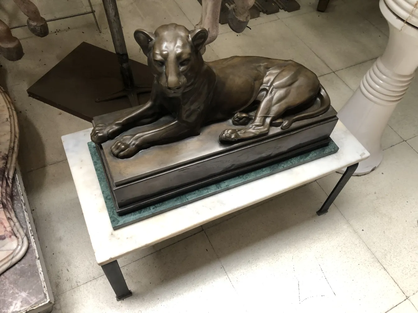 古代猫科动物在基座上休息的雕塑