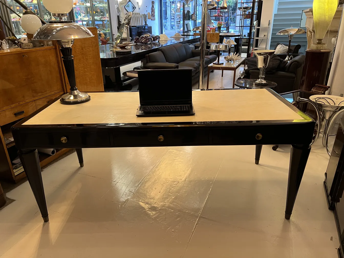 Antiker Schreibtisch mit Lampe und Laptop auf weißem Tisch