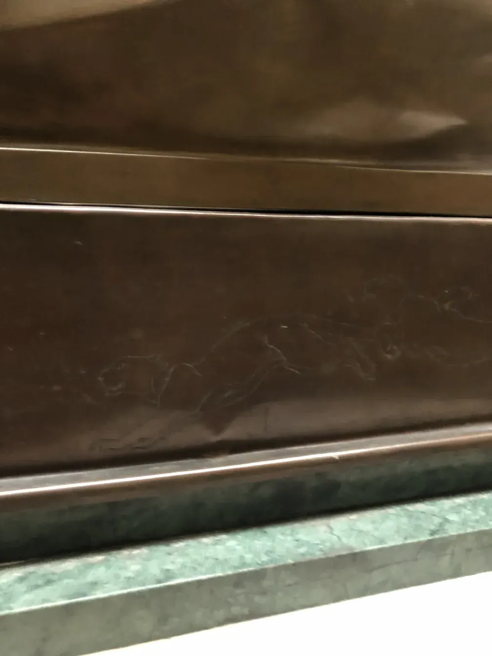 scultura antica con dettagli sulla superficie