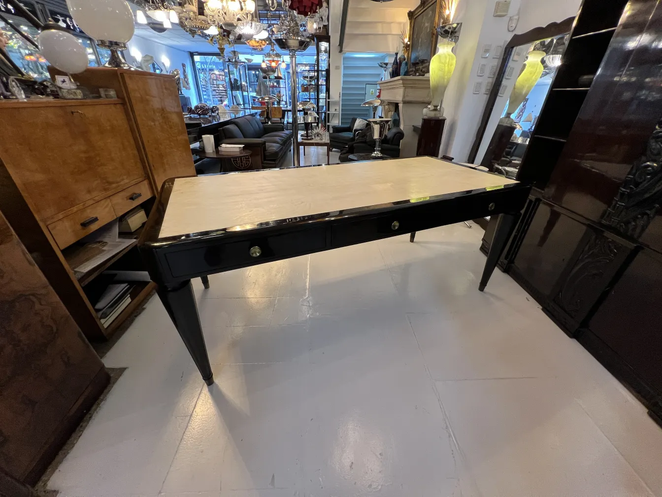 escritorio antiguo de Nordiska Kompaniet en una tienda de antigüedades