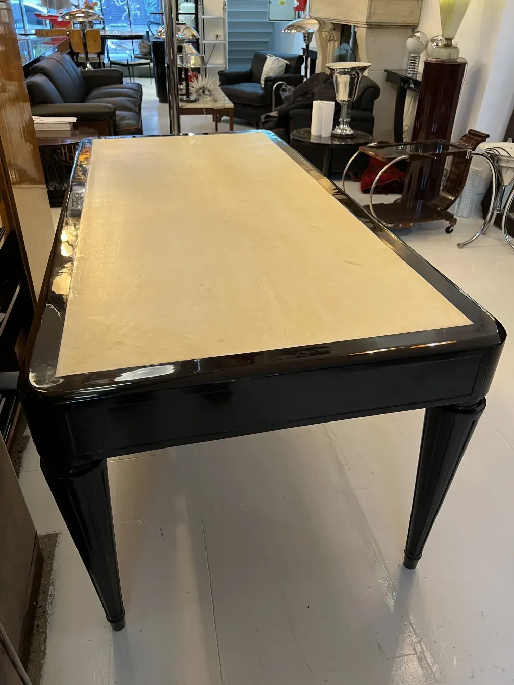 Antiker Schreibtisch von Nordiska Kompaniet mit klarem Tisch und eleganten Beinen.