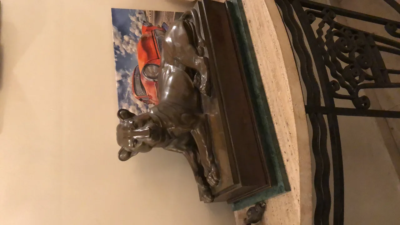 Sculpture ancienne d'un animal dans un cadre élégant