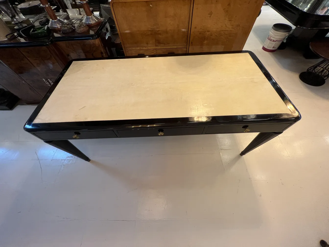 старинный рабочий стол Nordiska Kompaniet, стильный, с светлой поверхностью и утонченными ножками